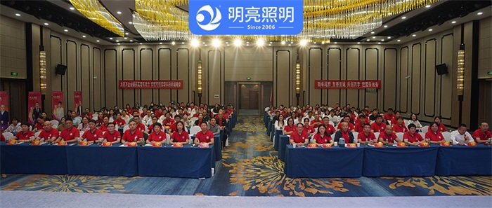 BSport体育官网照明集团创始人荆明慧受邀第十届河南牛商争霸赛颁奖盛典