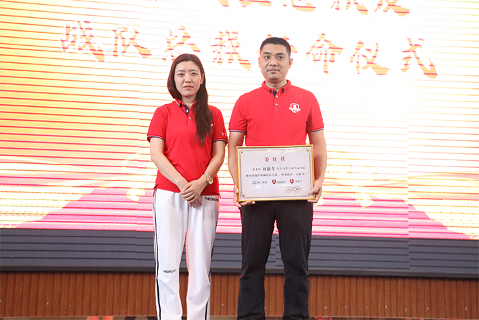 河南牛商汇会长荆明慧为战队总裁授牌