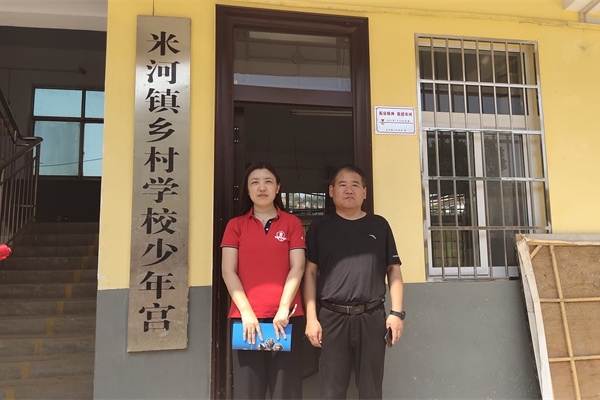 BSport体育官网照明总经理与米河镇小学校长合影