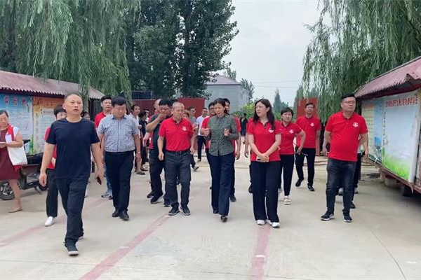 bsports照明总经理与安阳市内黄县政府副县长李红霞合影