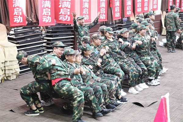 团建活动小伙伴做游戏