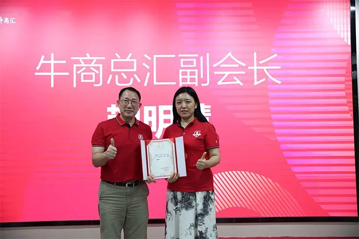单仁老师为荆明慧颁发证书